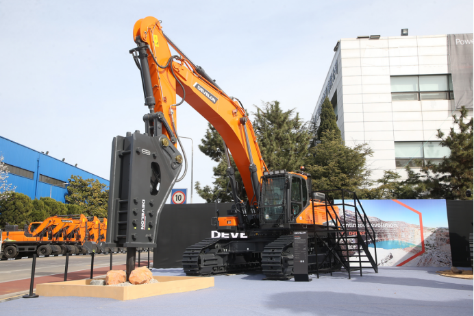 礦山尖兵 DX560HD 盡展開山之力！